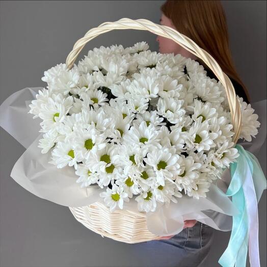 Букет из белых кустовых хризантем в корзине