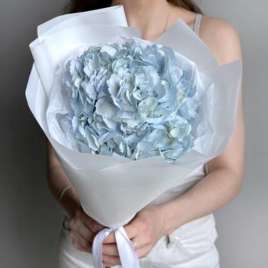 Delicate bouquet compliment blue hydrangea