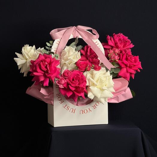 Стильная сумочка из ярких цветов