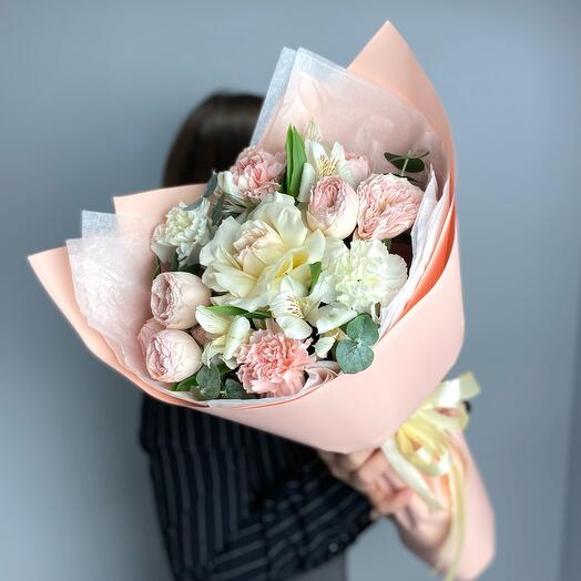 Ramo fragante con rosa francesa, rosas de peonía y Dianthus