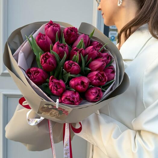 Пионовидные фиоллетовые тюльпаны