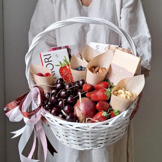 Большая подарочная продуктовая корзина сладостей 🍓 Конфеты, кофе, ягоды, манго, черешня и орехи