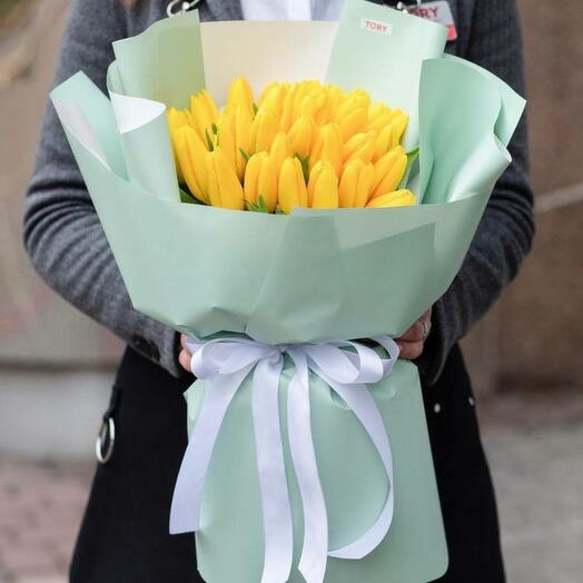 bouquet of 25 yellow tulips