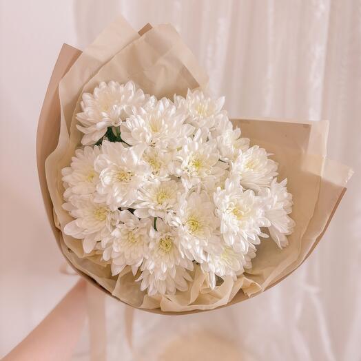 Букет из 5 махровых хризантем in beige