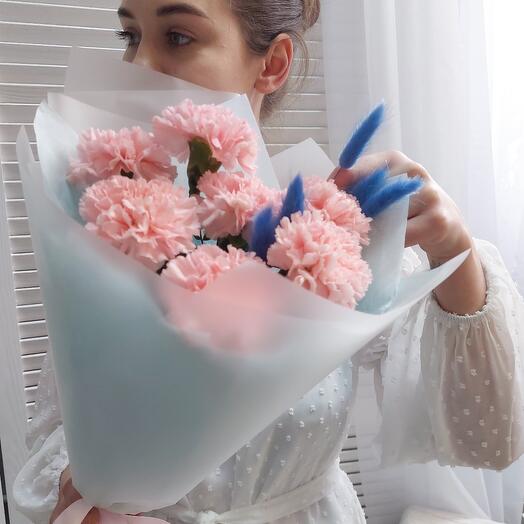 Ажурный букет из 7 розовых диантусов и лагуруса