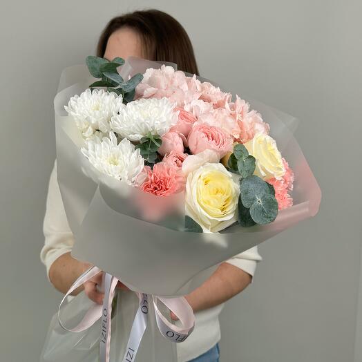 Delicado ramo prefabricado con rosas de peonía