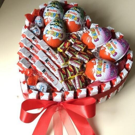 Торт в форме сердца из шоколада киндер с жвачкой love is