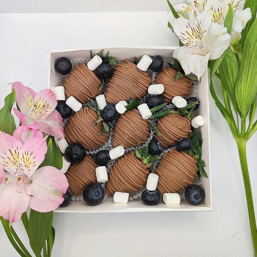 🍓 T14: клубника в шоколаде с голубикой и маршмэллоу 9-12 ягод