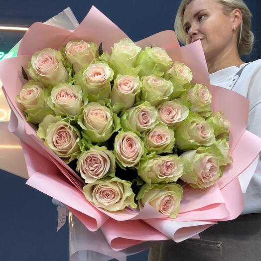 25 розовых роз сорта Фрутетта