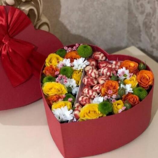 Валентинка Красное сердце с цветами и конфетами