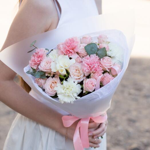 Букет из пионовидных роз, диантусов и фрезии