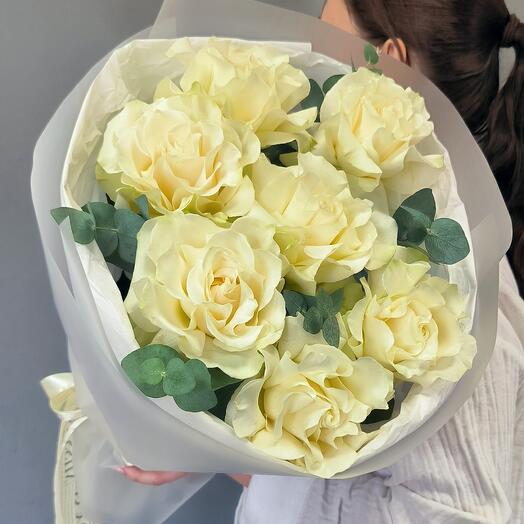 Букет белых ажурных роз