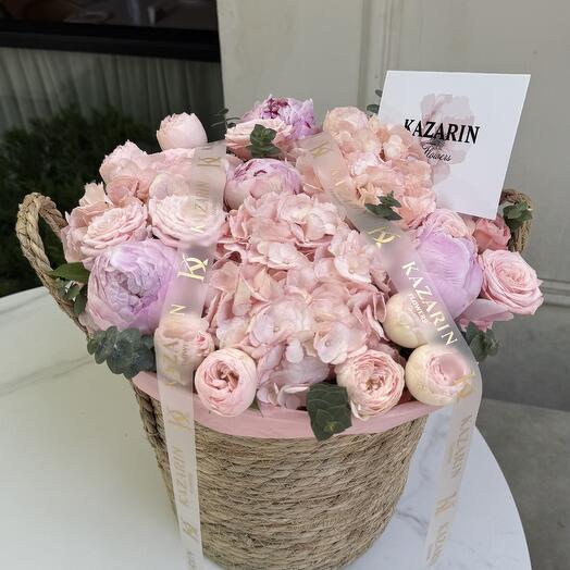 Пионы с гортензией в корзине