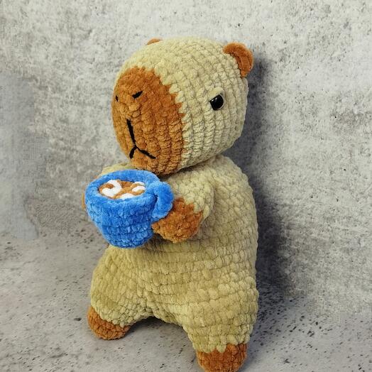 Вязаная игрушка капибара с чашкой, 21 см