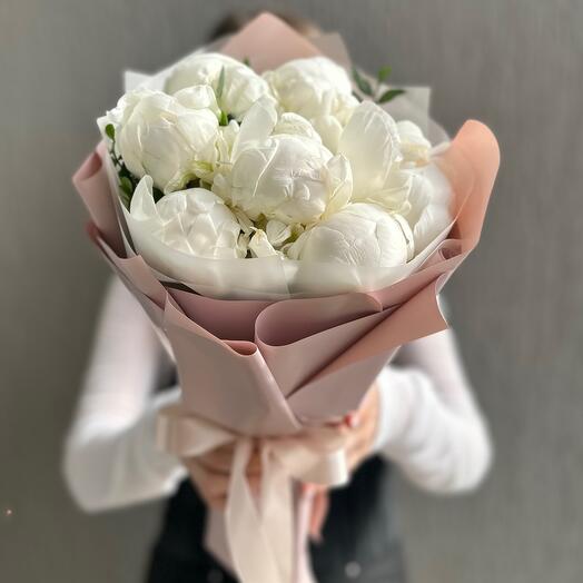 Букет из 7 белых пионов