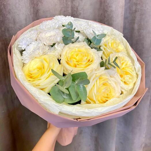 Пионовидные сливочные розы с хризантемами в букете