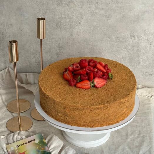 Классический медовик «Рождественский» с ягодами на Новый год