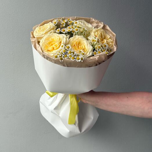 Пионовидные розы с ромашкой