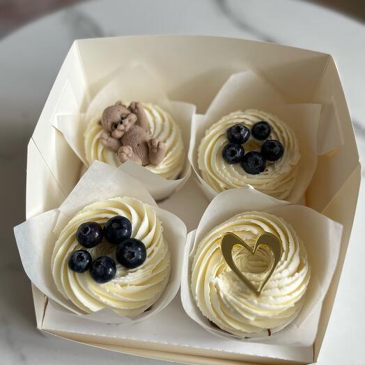 Капкейки с ягодами и шоколадной фигуркой