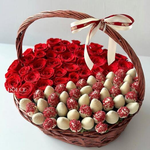 Клубника в шоколаде и красные розы