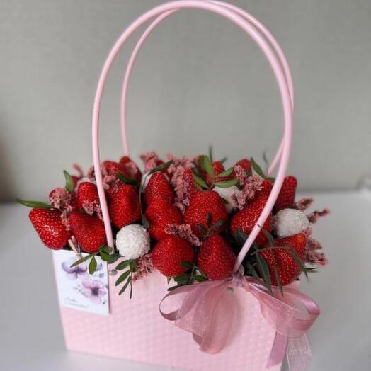 Букет -сумочка с клубники и рафаэлло