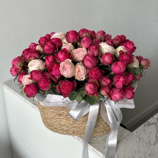 Корзина с кустовыми пионовидными розами