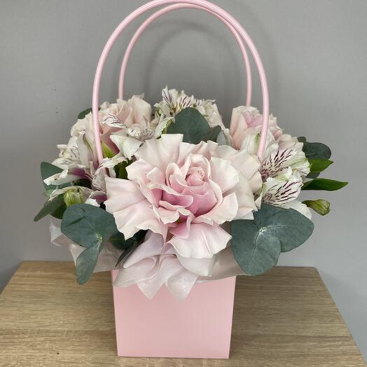 Нежные розы с эвкалиптом и альстромерией в сумочке