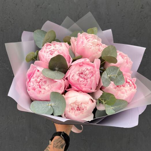 Bouquet of 7 peonies and eucalyptus