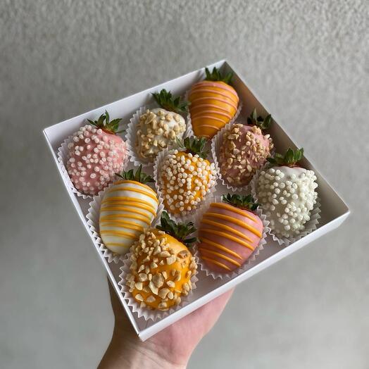 Яркий летний клубничный комплимент