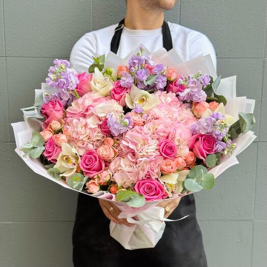 Designer bouquet with pink roses and mattiola