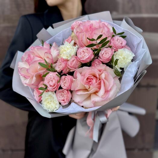 Bouquet| French and peony-shaped bush roses| dianthus