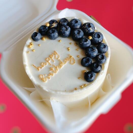 Бенто торт на день рождения с ягодами голубики и золотой надписью «happy birthday