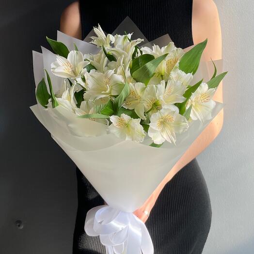 Букет из белых альстромерий в нежной упаковке