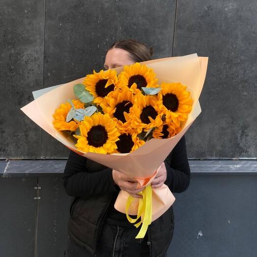 7 подсолнухов с эвкалиптом