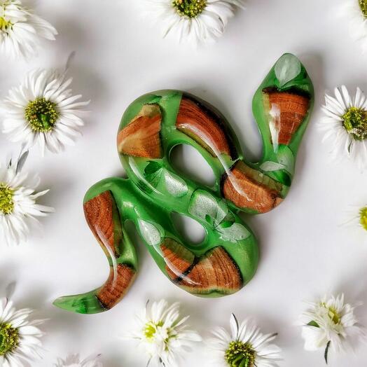 Брошь ручной работы "Змея"