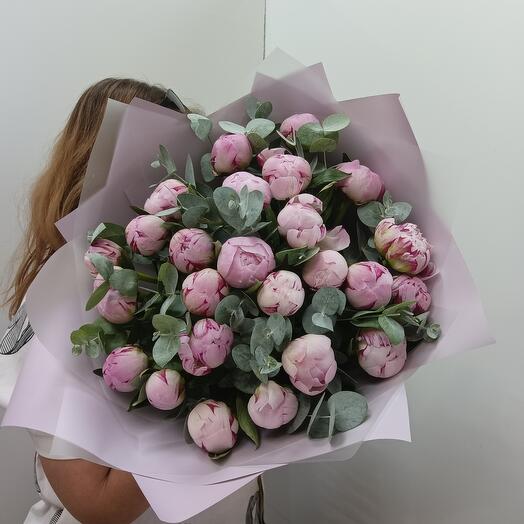 Букетик пионов из 25 штучек с эвкалиптом peony