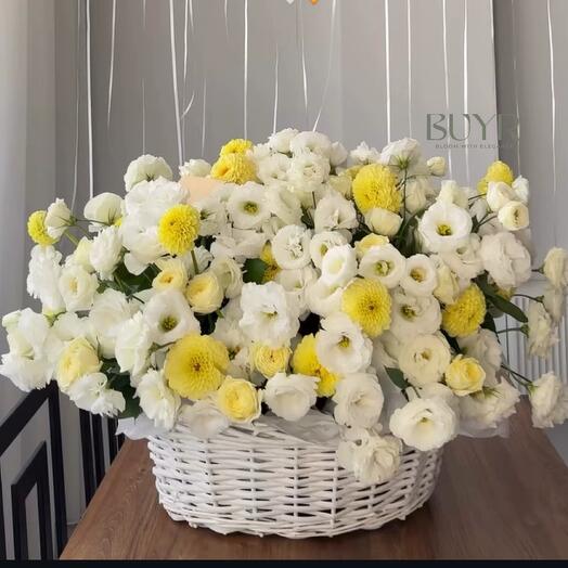 Солнечное объятие — корзина с георгинами, розами и эустомой