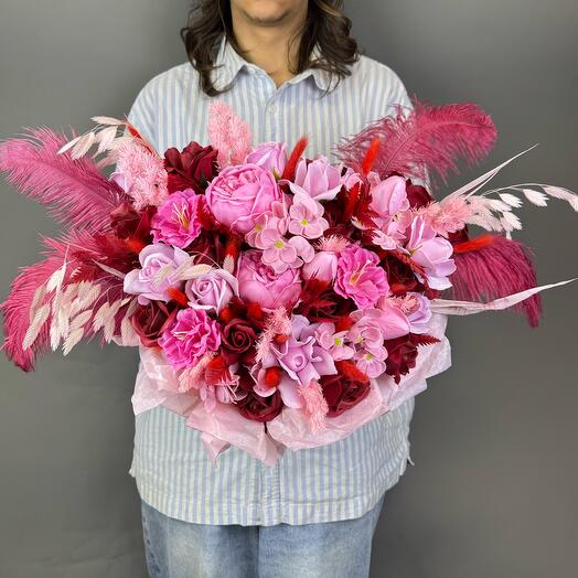 Букет из сухоцветов и мыльных роз