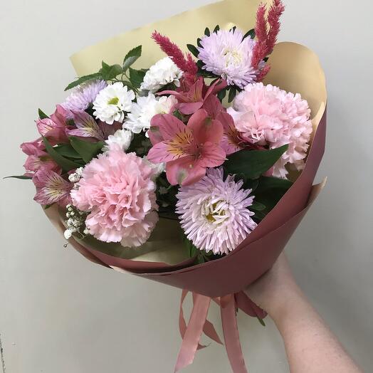 Букет компомент из альстромерии и гвоздики. Букет без роз