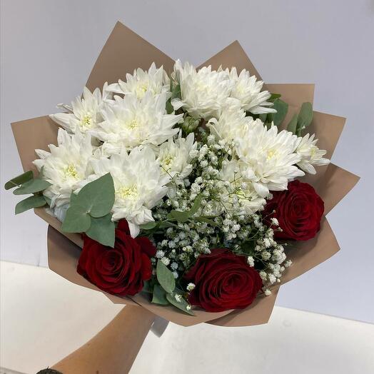Букет 💐из кустовой хризантемы с красной розой и эвкалиптом