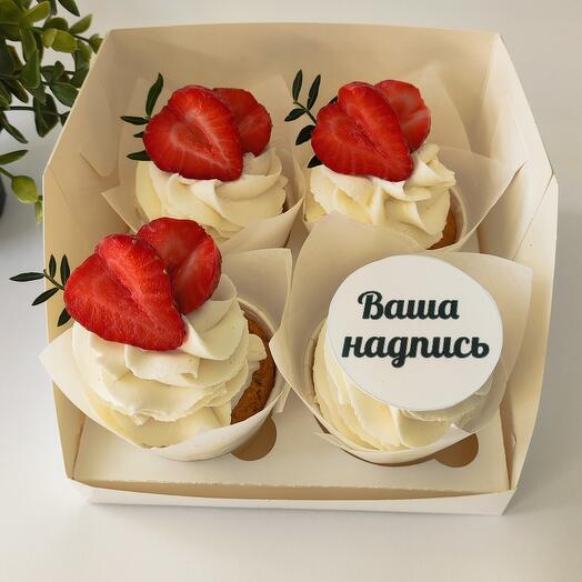 Капкейки с ягодами Ваша надпись