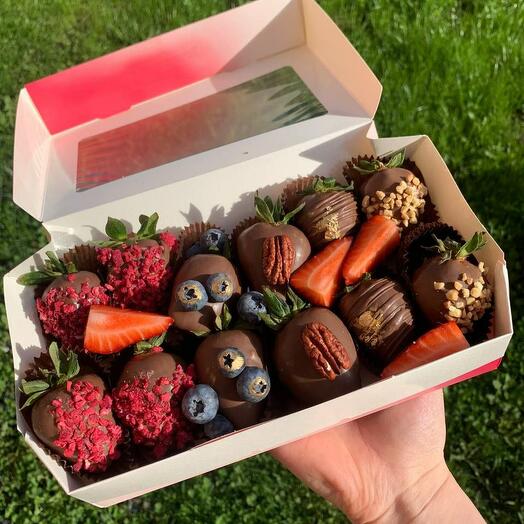 Клубника в шоколаде  с ягодами и орехами