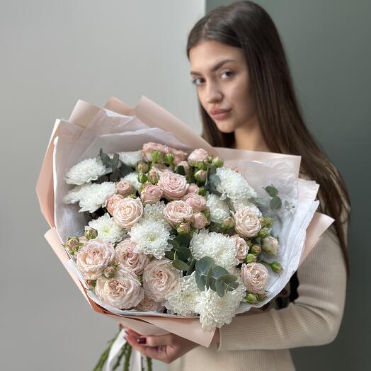 Нежный букет кустовых роз и хризантем 107