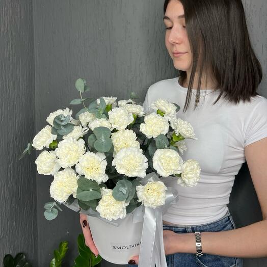 Белые ажурные диантусы в коробке с эвкалиптом