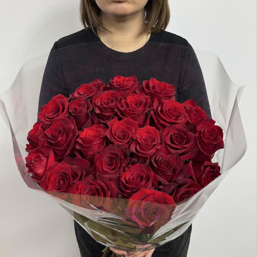 Розы красные в букете 25 штук 60 см