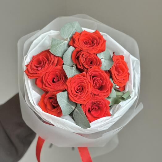 Букет из алых роз