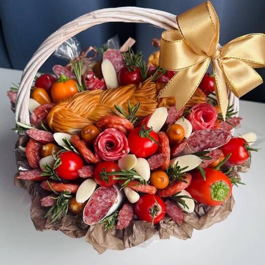 Корзина с мясными деликатесами  и сыром