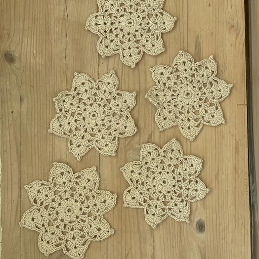 Набор вязаных салфеточек 15 см диаметр