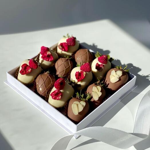 Клубника в шоколаде «Ягодная Гармония Gift»