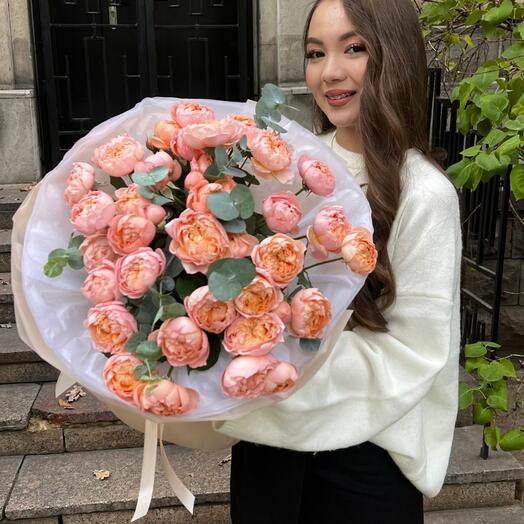 Букет из кустовой пионовидной розы